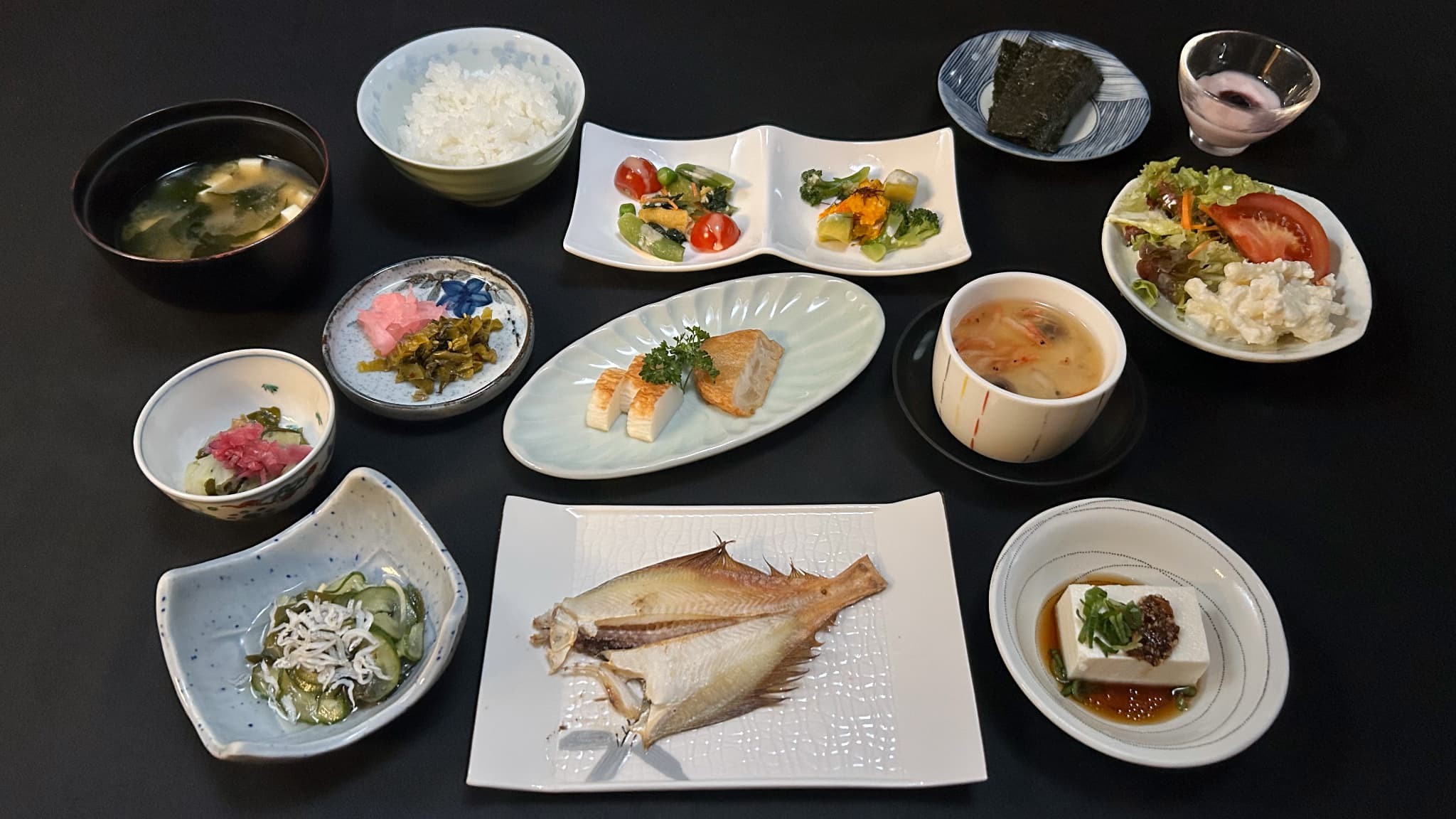 朝食は健康的な和食を準備しております。