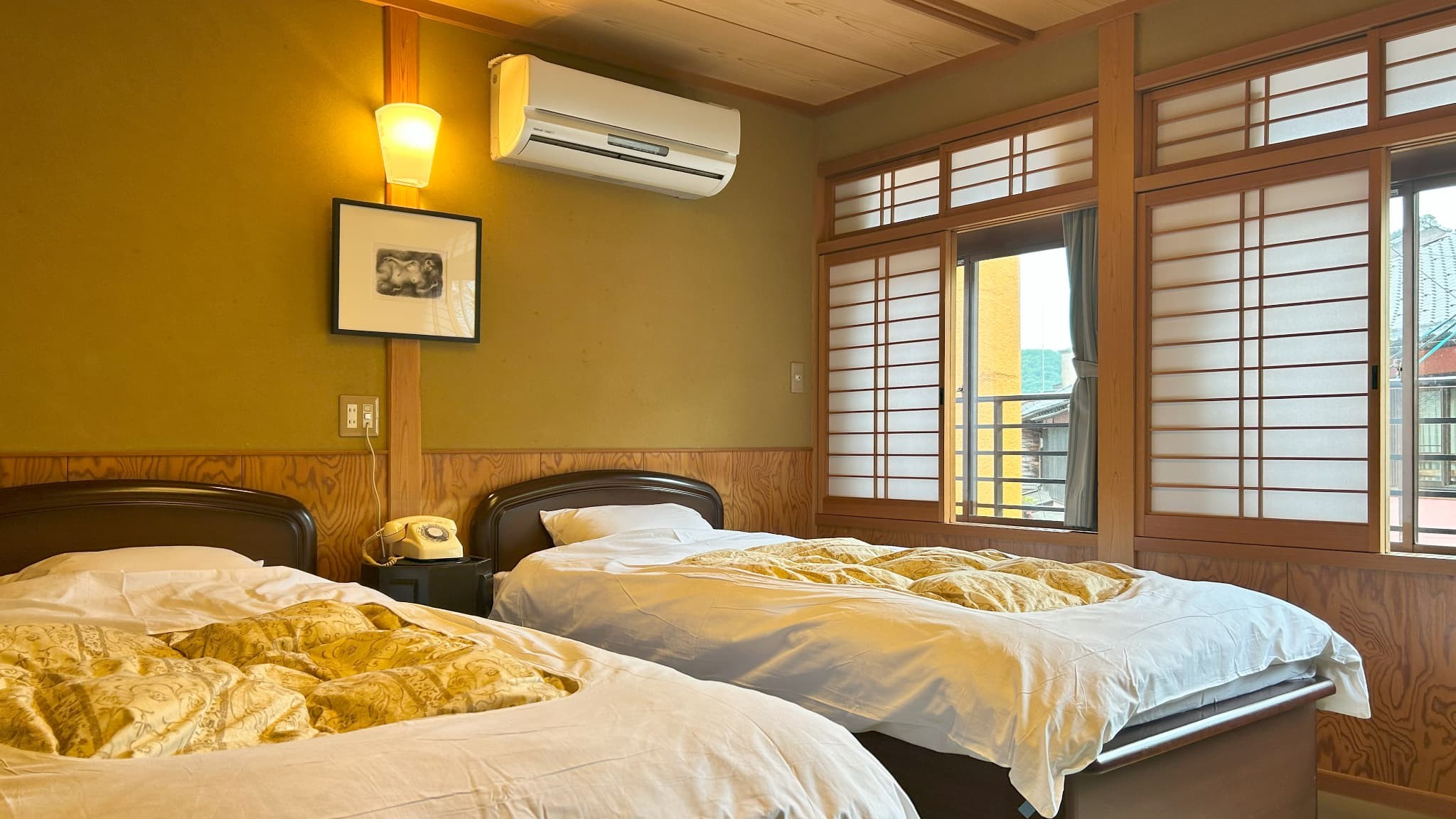 湯の里通りに面したツインベッドのお部屋です。