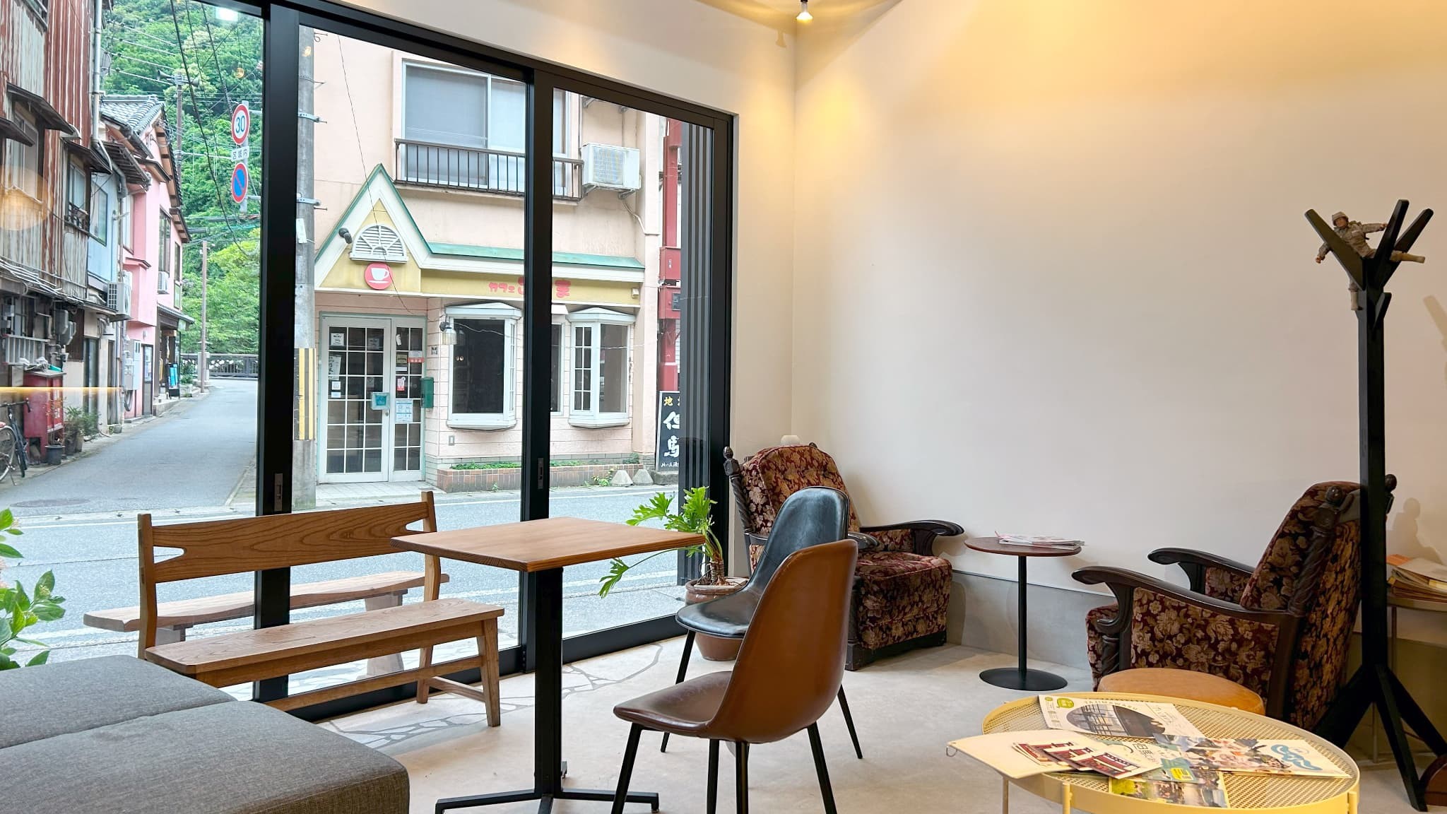 ロビーは湯の里通りに面しています。