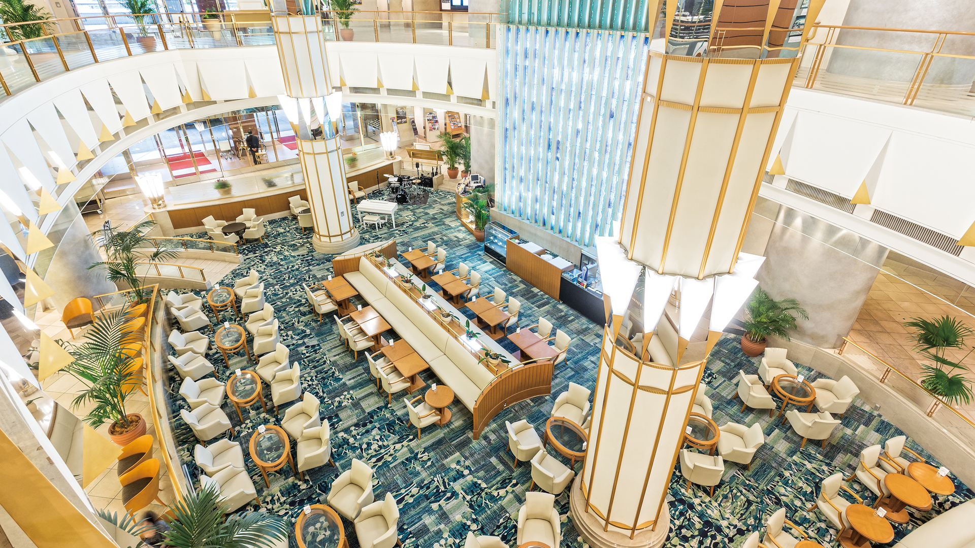 1階ロビーラウンジ「クリスタルムーブメント」