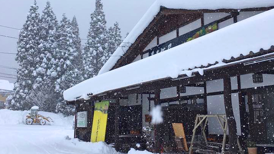 *冬の外観/冬はこんなにこんもりと雪が積もることもあります！