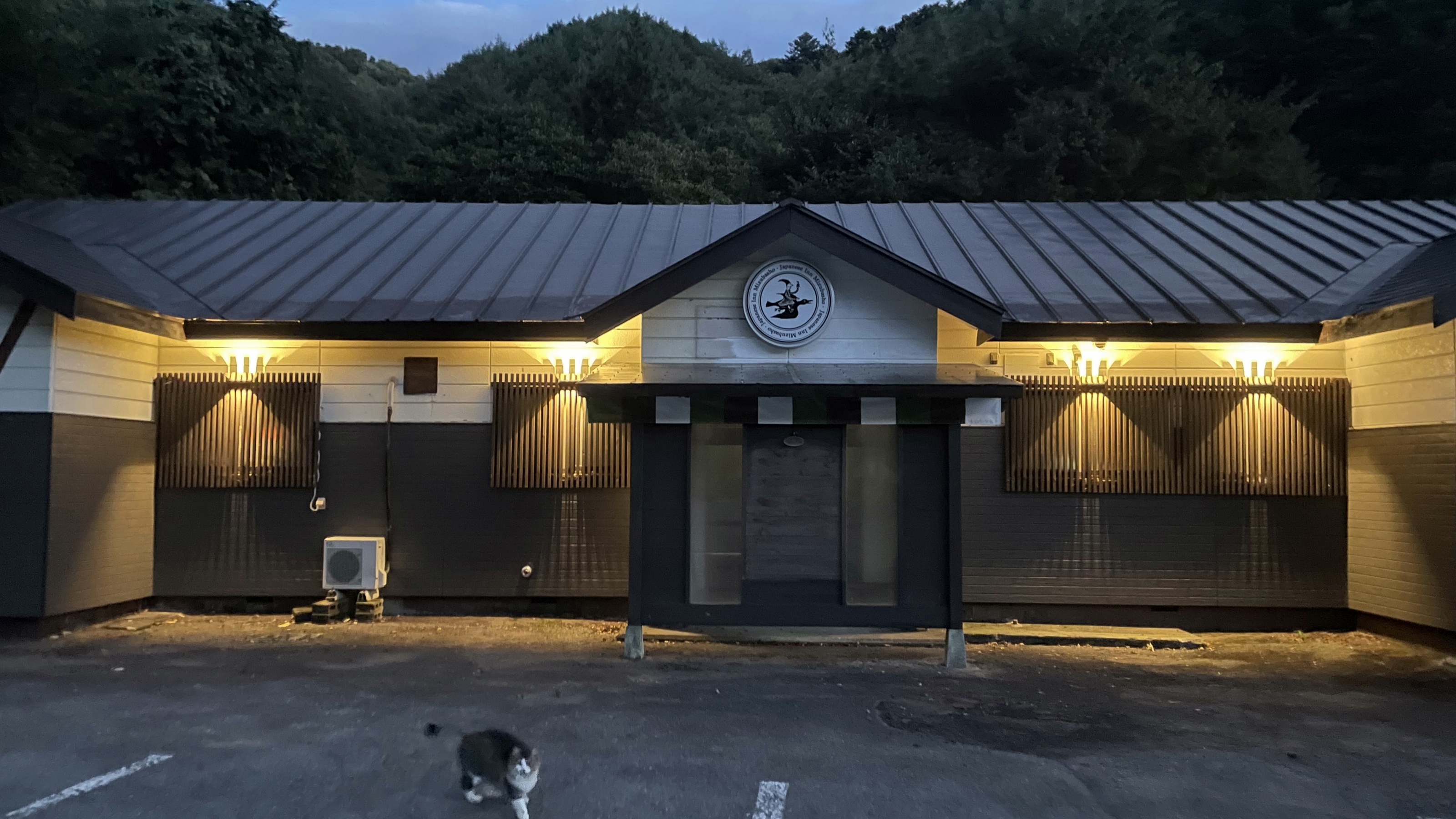 【外観】外灯もあり、遅めの到着でも安心。