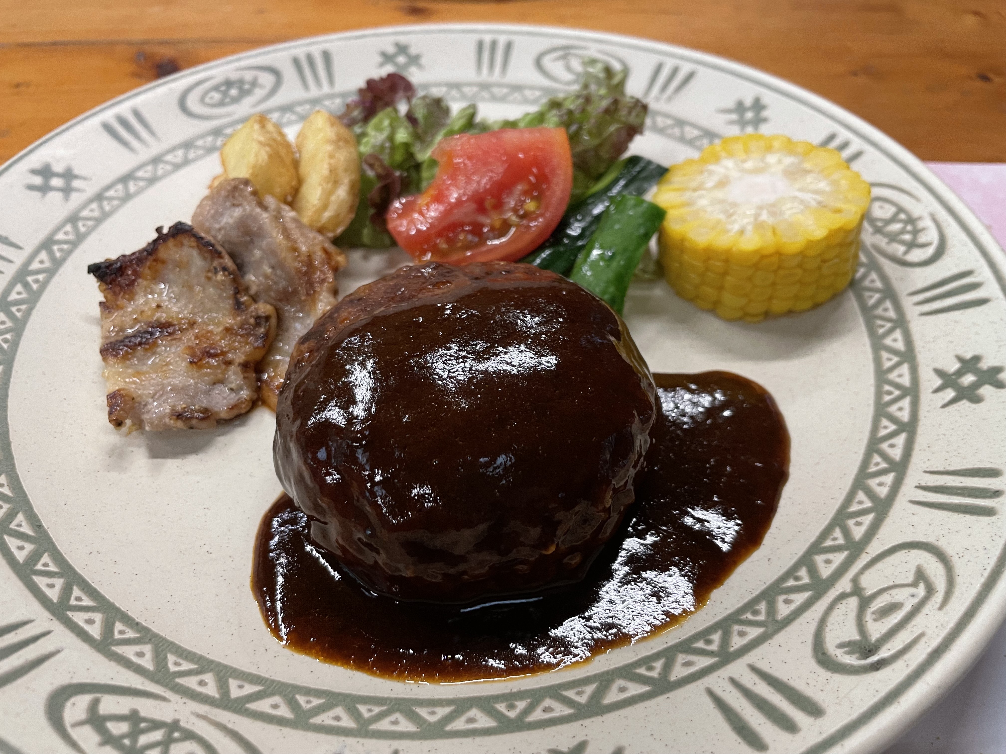 *夕食一例/メイン料理　リピーター続出、ごろっとおおきなハンバーグ