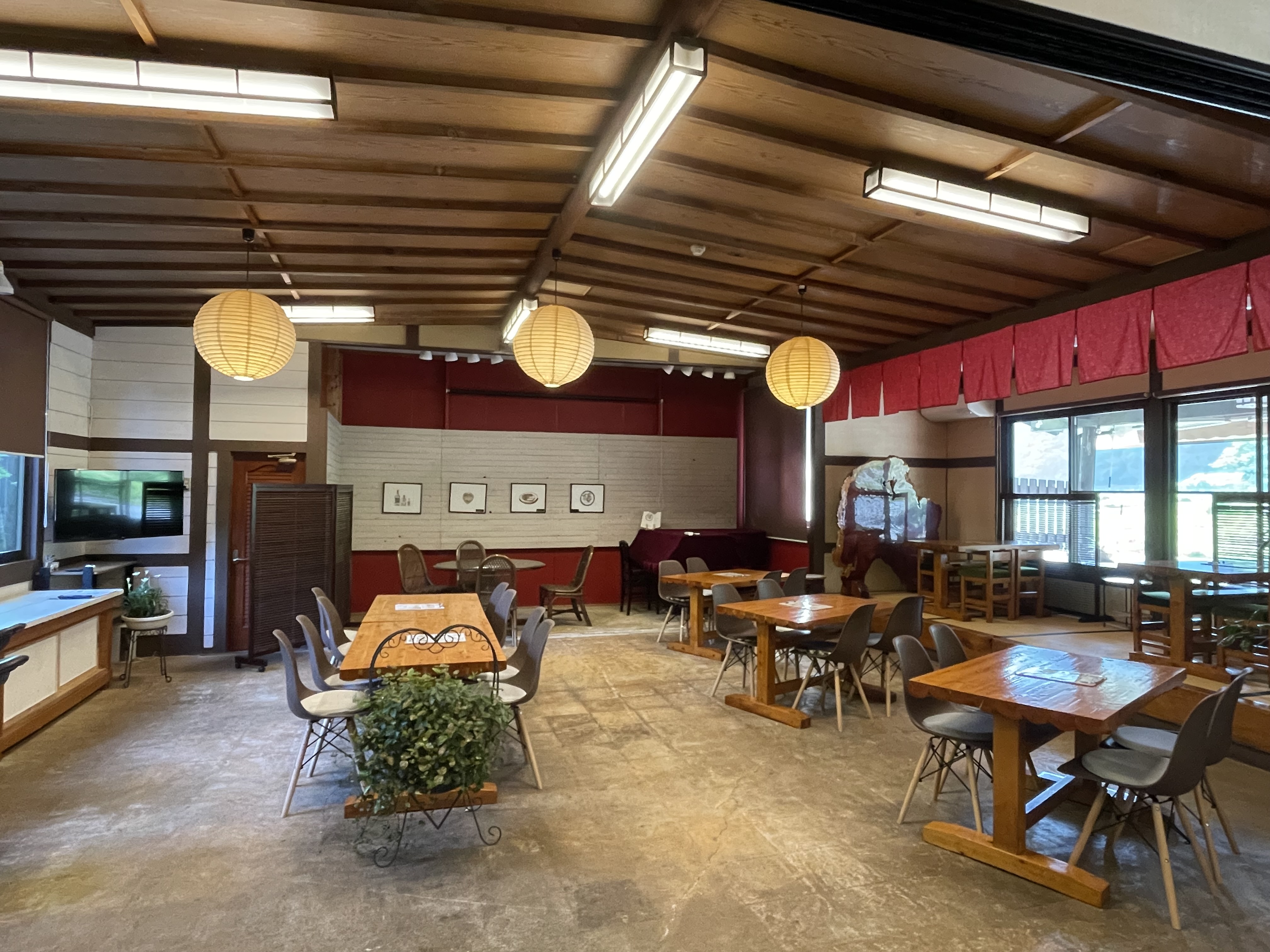 【ホール】水芭蕉のお食事処。光もいっぱい入る心地よい空間