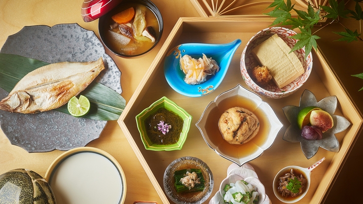 【タグ付・活松葉蟹＋但馬牛】地蟹もブランド牛も味わい尽くす贅沢コー ス『茜』｜和朝食