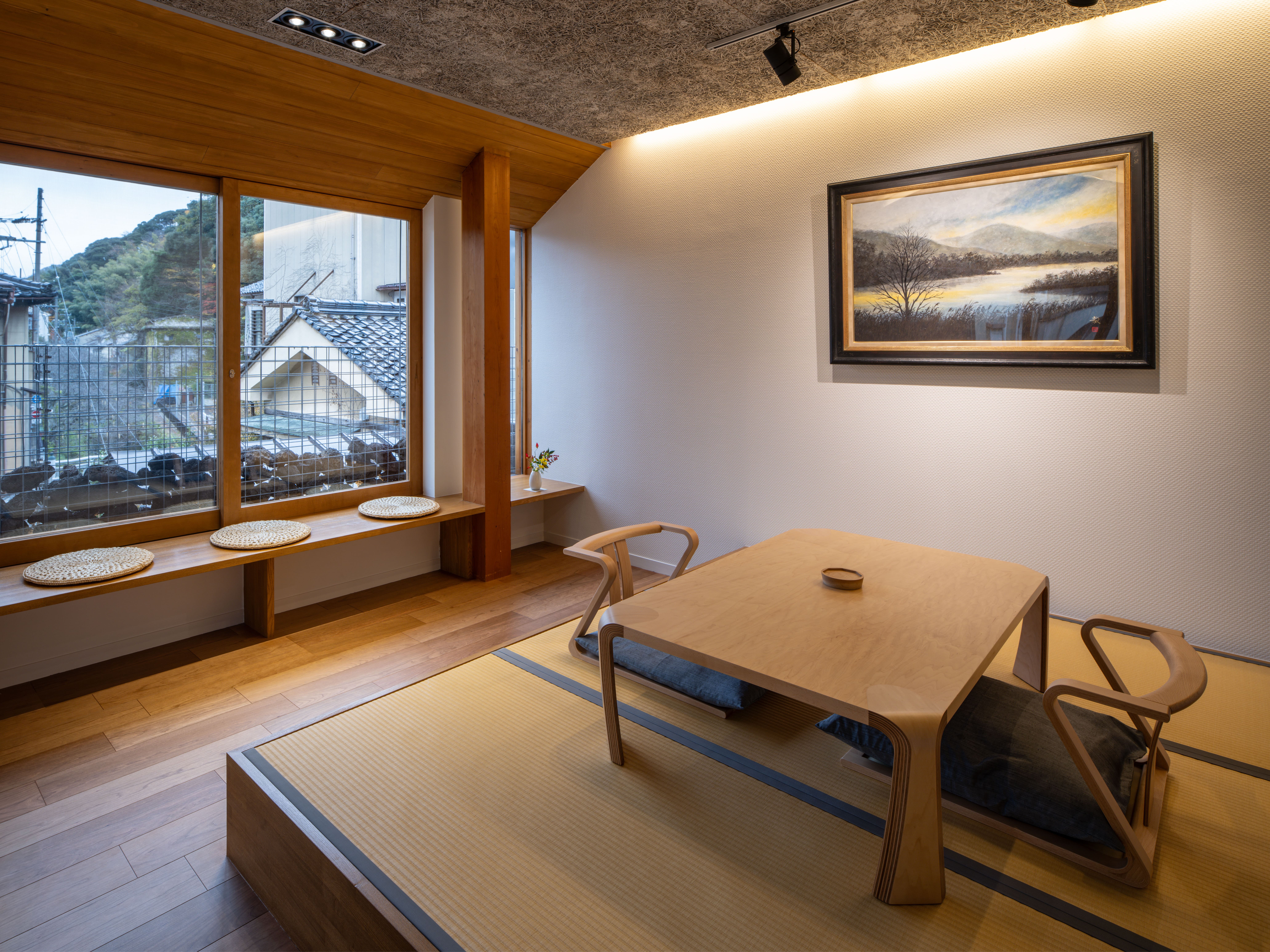 館内に展示されている日本画はすべて当館出身の画家（山田毅）が制作した物です。
