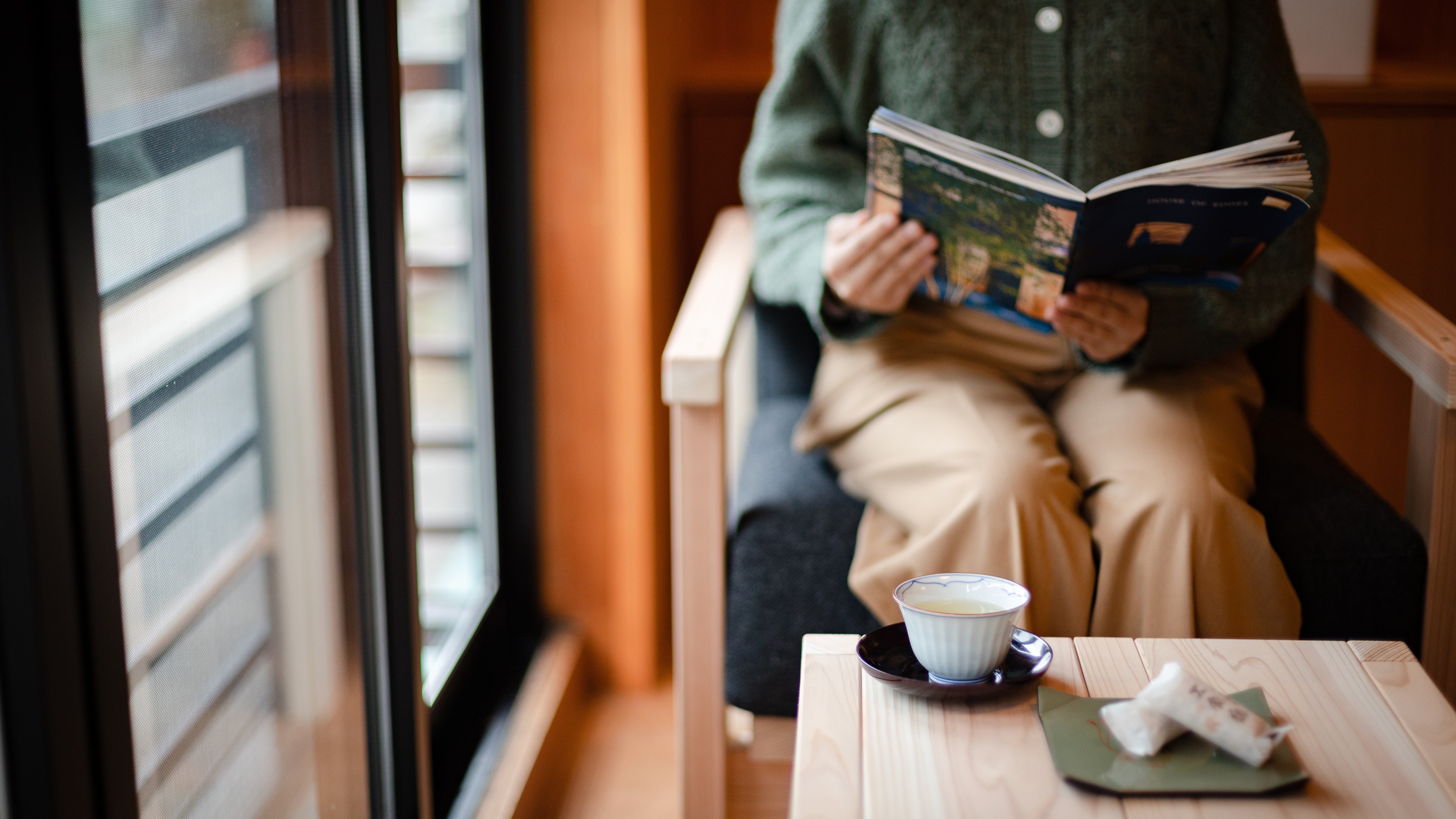 【本館】和室（8畳）◆広縁の椅子に腰掛け、ゆっくり読書はいかがでしょうか？