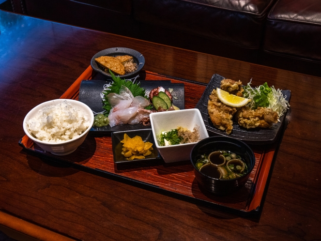 定食（鮮魚・唐揚げ定食）