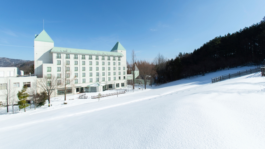 冬のホテル外観。一面の雪景色