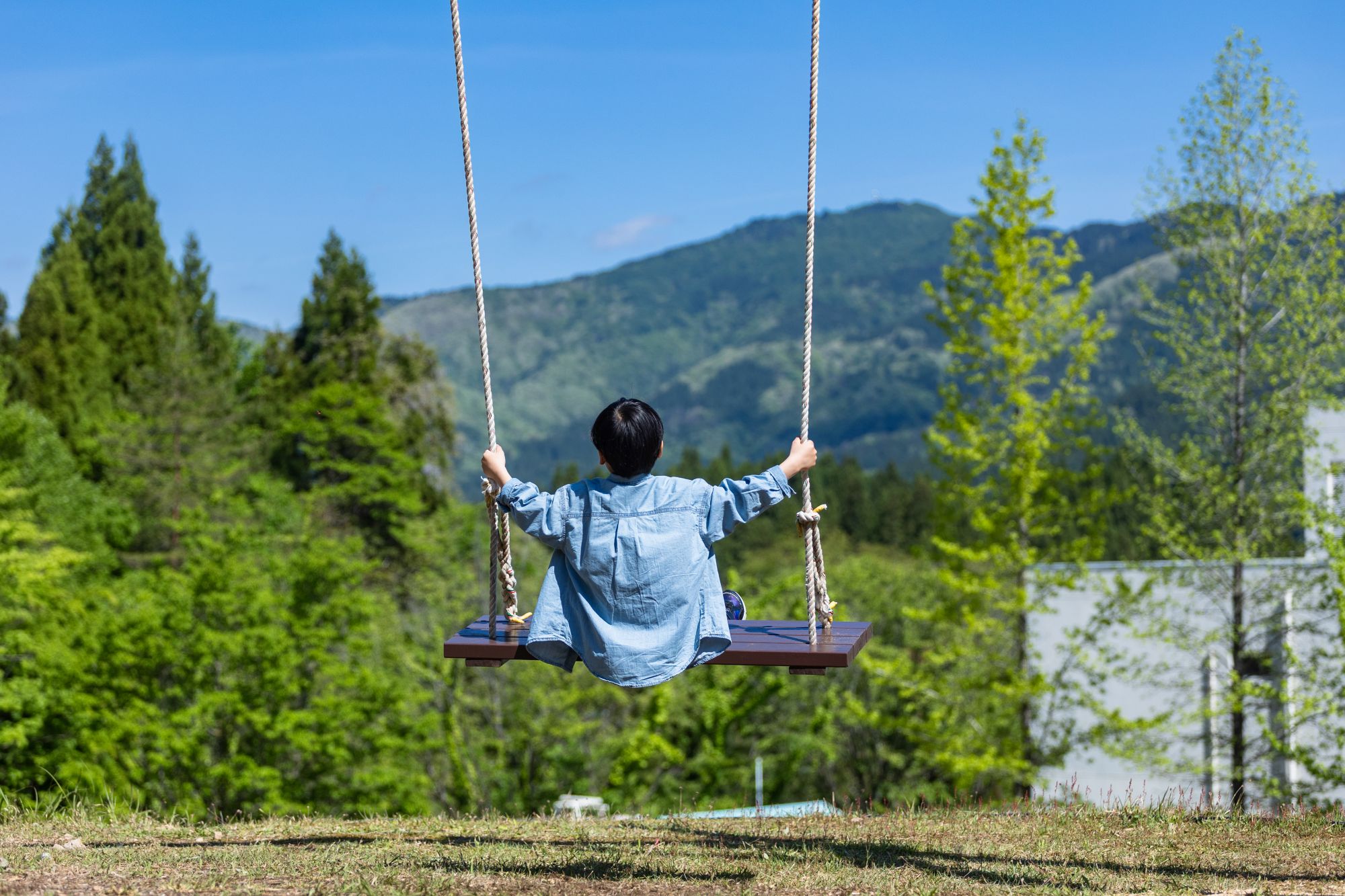 ブランコに座れば、目の前に広がるのは神鍋高原の大自然