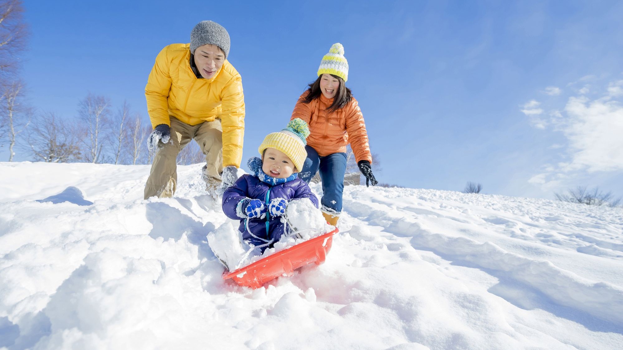 ホテルの裏山で雪遊び♪