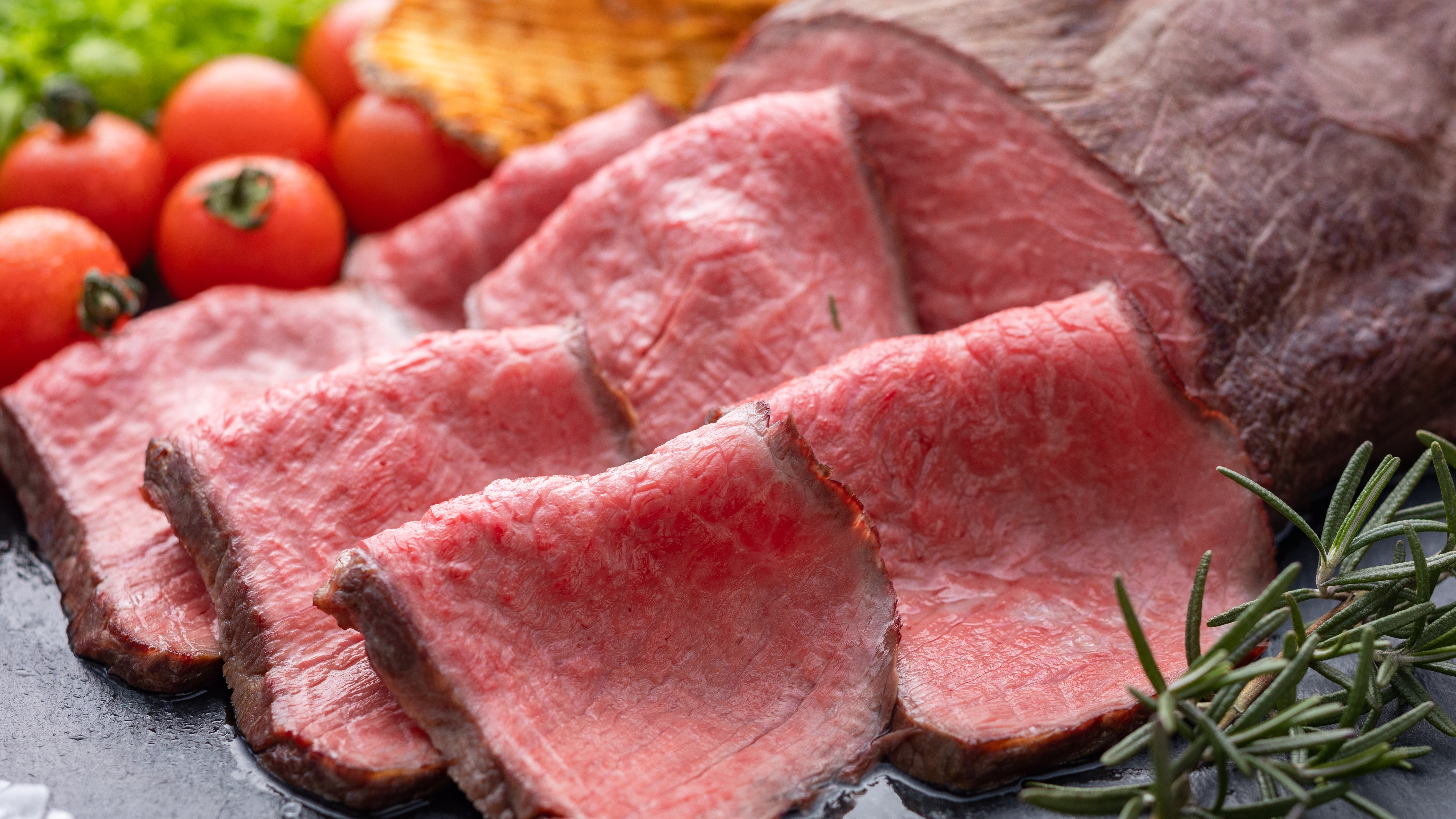 ＜ライブキッチン＞国産牛のローストビーフ