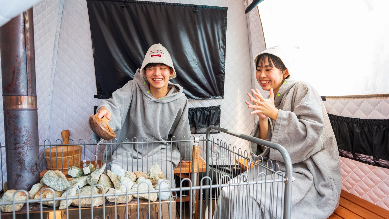 【グランピングオリーブテラス】サウナにはセルフロウリュをご用意！アロマ水をかけると水蒸気が！