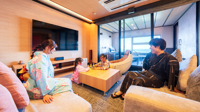 【オーシャンビューバス付和洋室】大きな窓からは有明海。大画面モニターとふかふかソファーで一休み♪