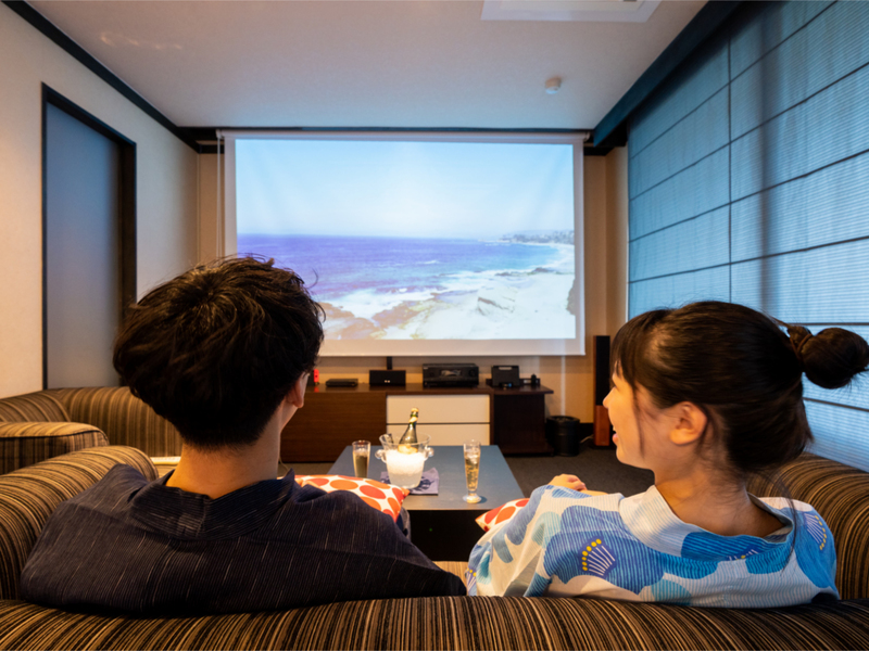 【オーシャンビューバス付和洋室】話題のドラマや映画を約110インチの大画面で見放題！