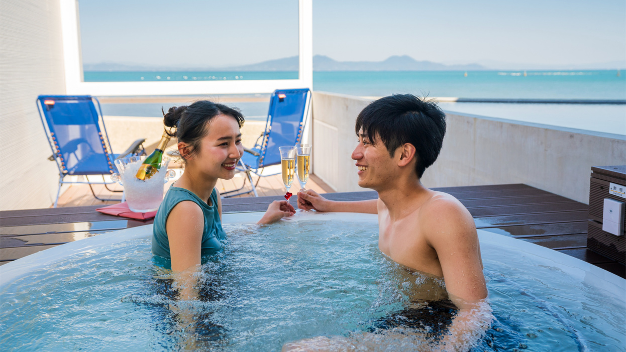 【チャペルグランピング】屋外ジャグジーの絶景オーシャンビューで感激♪