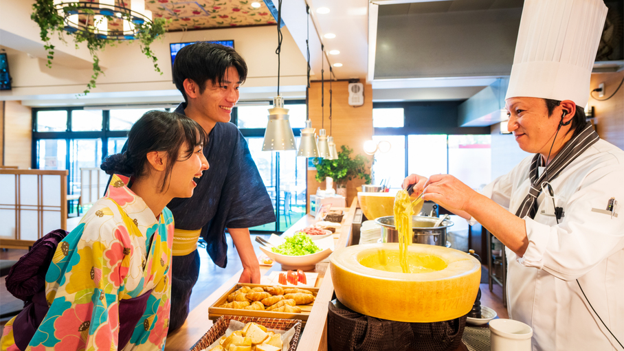 【一泊朝食・天空の露天風呂付客室】ライブキッチンでシェフが目の前で調理♪約60種の和洋バイキング
