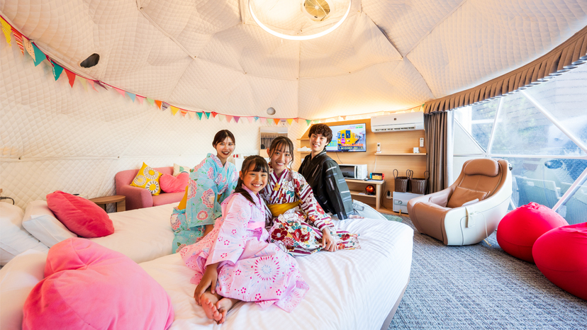 【グランピングオリーブテラス】開放感抜群のドームテント！ふかふかベッドで贅沢なリゾート気分を満喫。