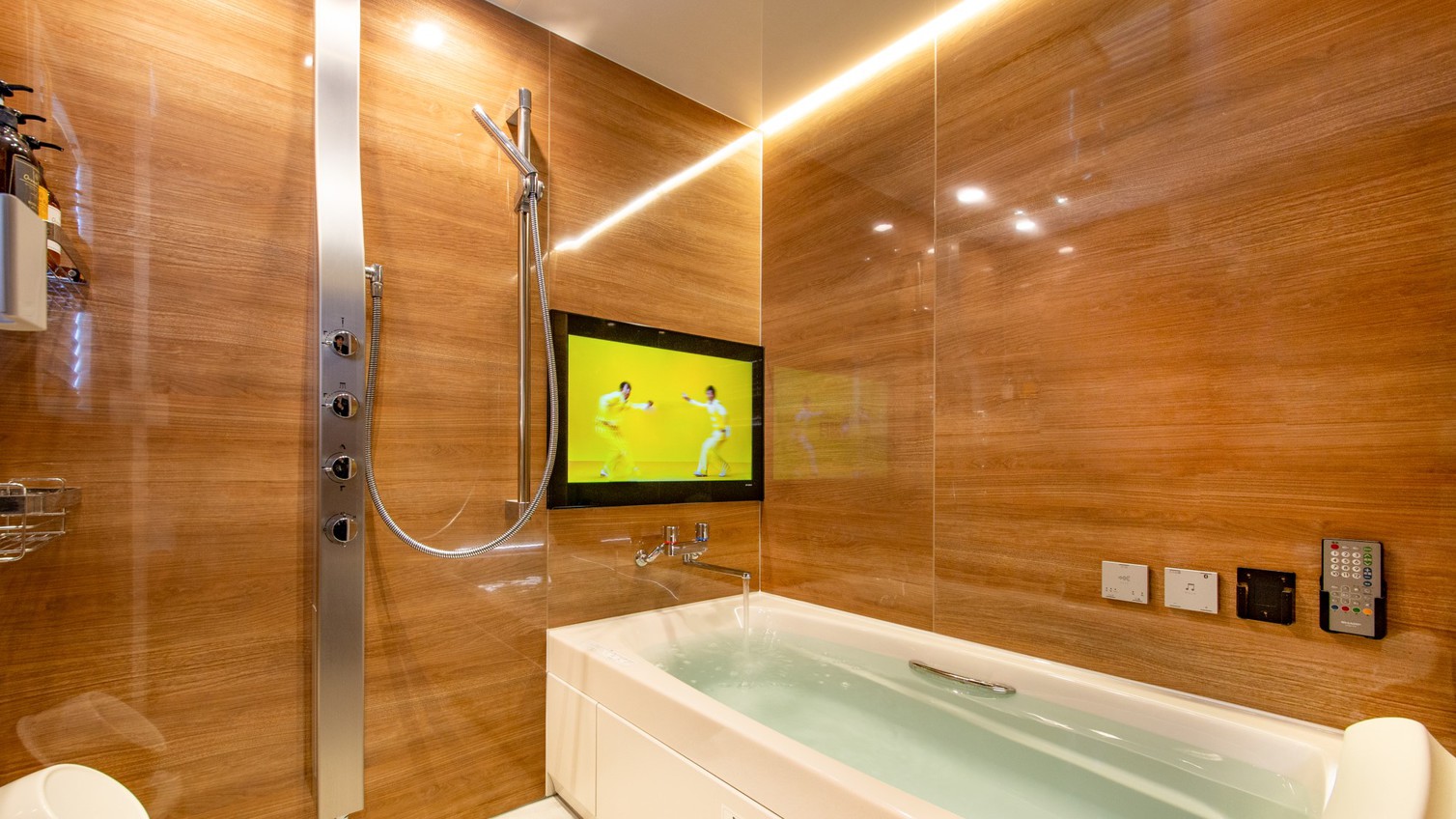 【FAMILY　プレミアム和室】110インチの大画面有