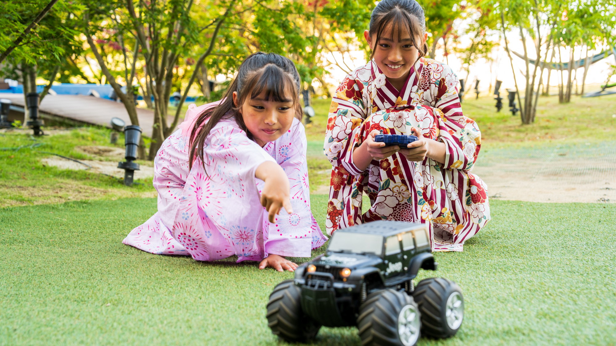 【1000坪の庭園】芝生の上を颯爽と走るラジコン！上手に操縦できるかな～