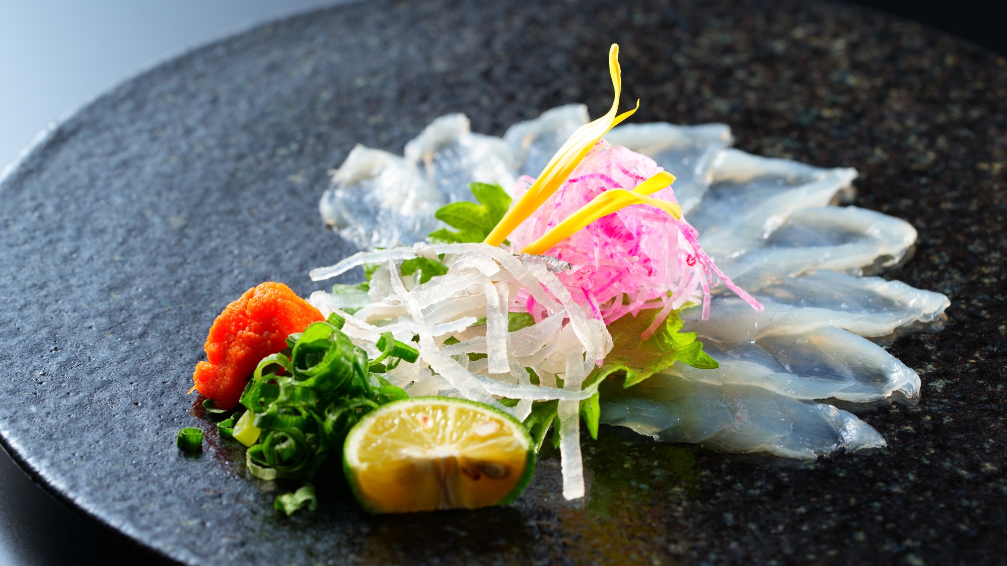 【長崎県産牛しゃぶしゃぶ会席／2025年冬春】極上の虎河豚を味わう一品。繊細な旨味をご堪能ください