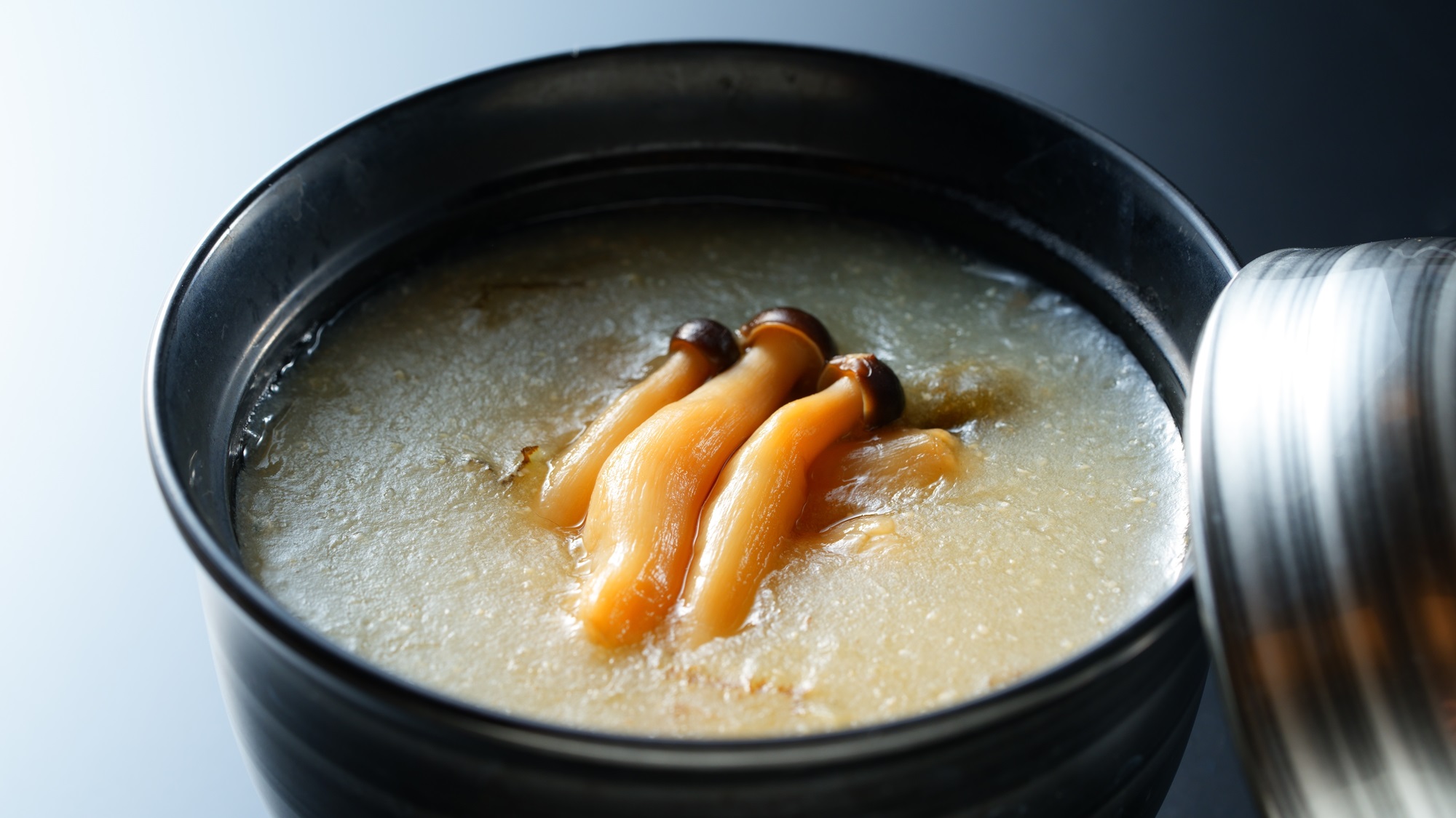 【2025年冬春会席】滑茸の滑らかさと白味噌の優しい甘みが織りなす、上品な味わいの逸品！
