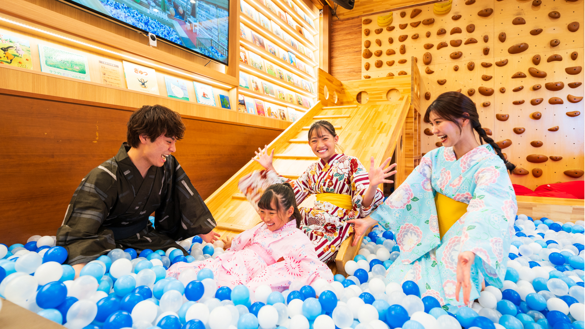 【キッズコーナー】ボールプールにすべり台！雨でも存分に楽しめます！