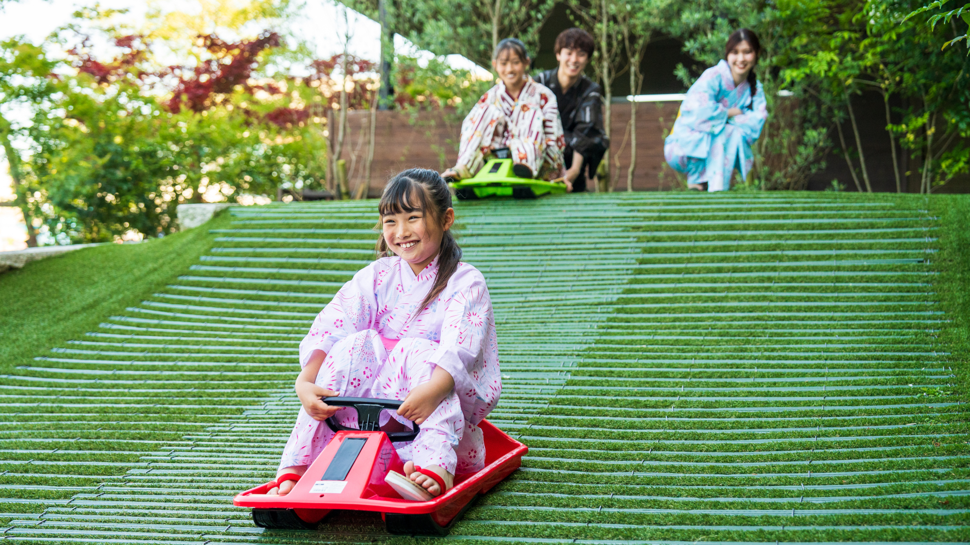 【1000坪の庭園】お子様も楽しめるスライダー！広いお庭で思いっきり遊べます。