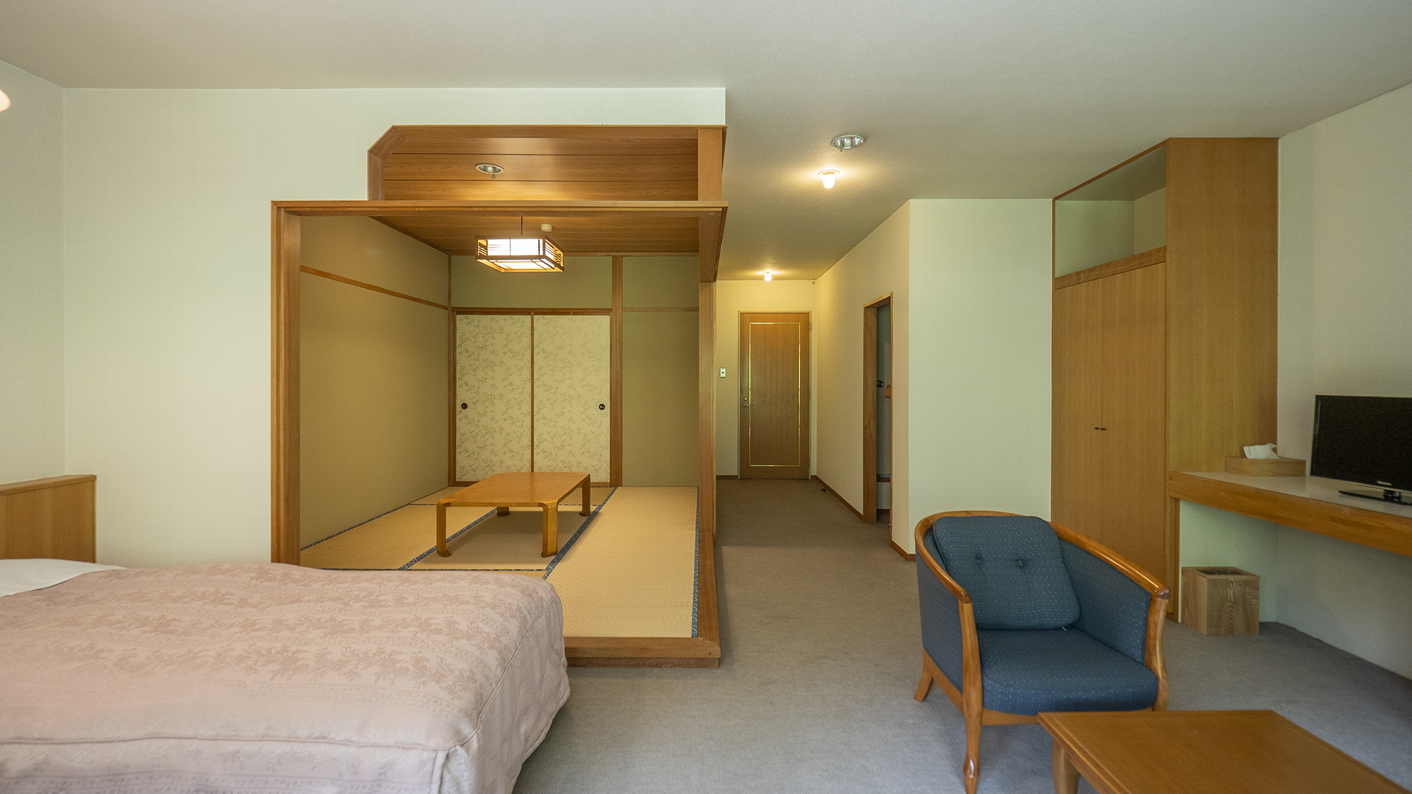 【和洋室】6畳＋ツイン／バス・トイレ付／38平米／禁煙