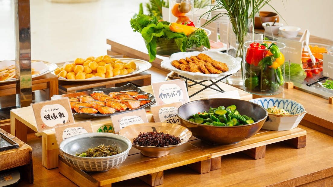 【リニューアル♪】夕食と朝食に地元の食材を使用したこだわりのビュッフェを思う存分♪(夕朝食付)