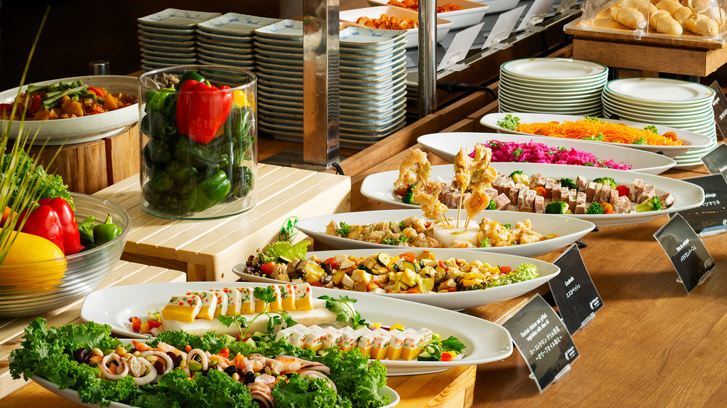 【リニューアル♪】夕食と朝食に地元の食材を使用したこだわりのビュッフェを思う存分♪(夕朝食付)