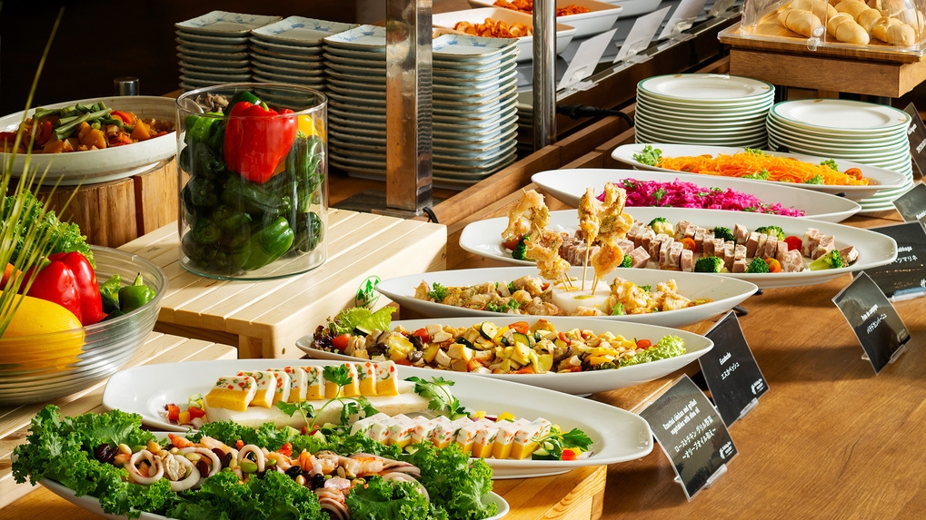 【リニューアル♪】夕食と朝食に地元の食材を使用したこだわりのビュッフェを思う存分♪(夕朝食付)