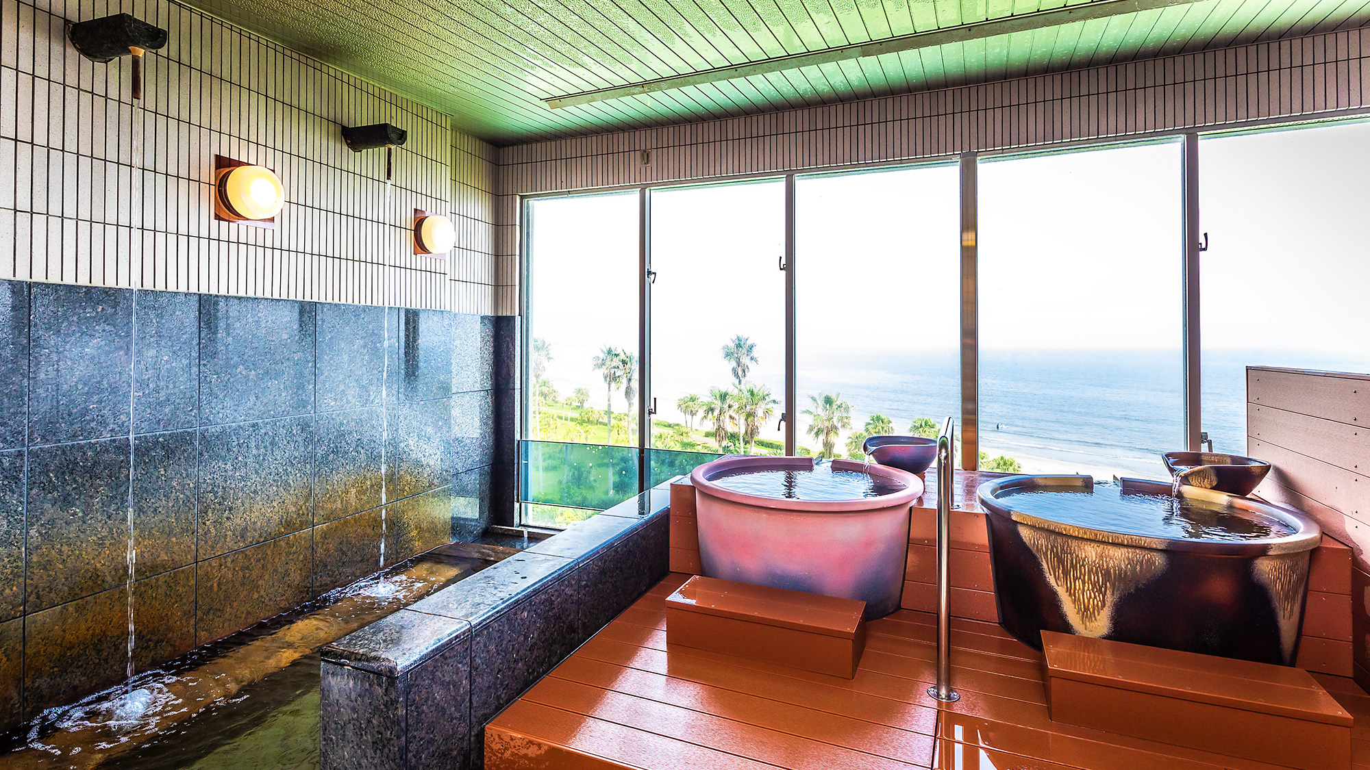 源泉の打たせ湯と陶器風呂