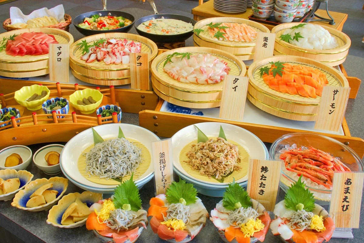【家族旅行応援】3名からお得なグループ割プラン♪鮑とキノコのバターステーキハーフ会席＆バイキング