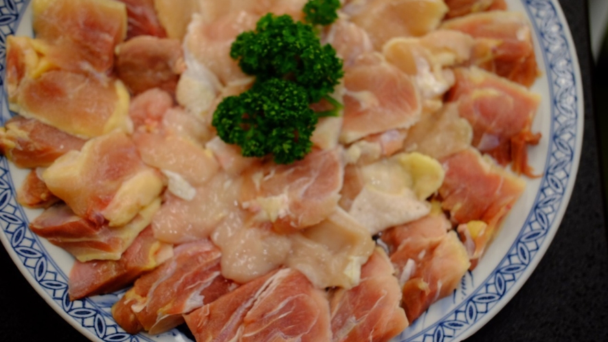 奈良県の豊かな自然の育った大和地鶏は、赤みを帯びた肉で、コクと甘みが豊富。