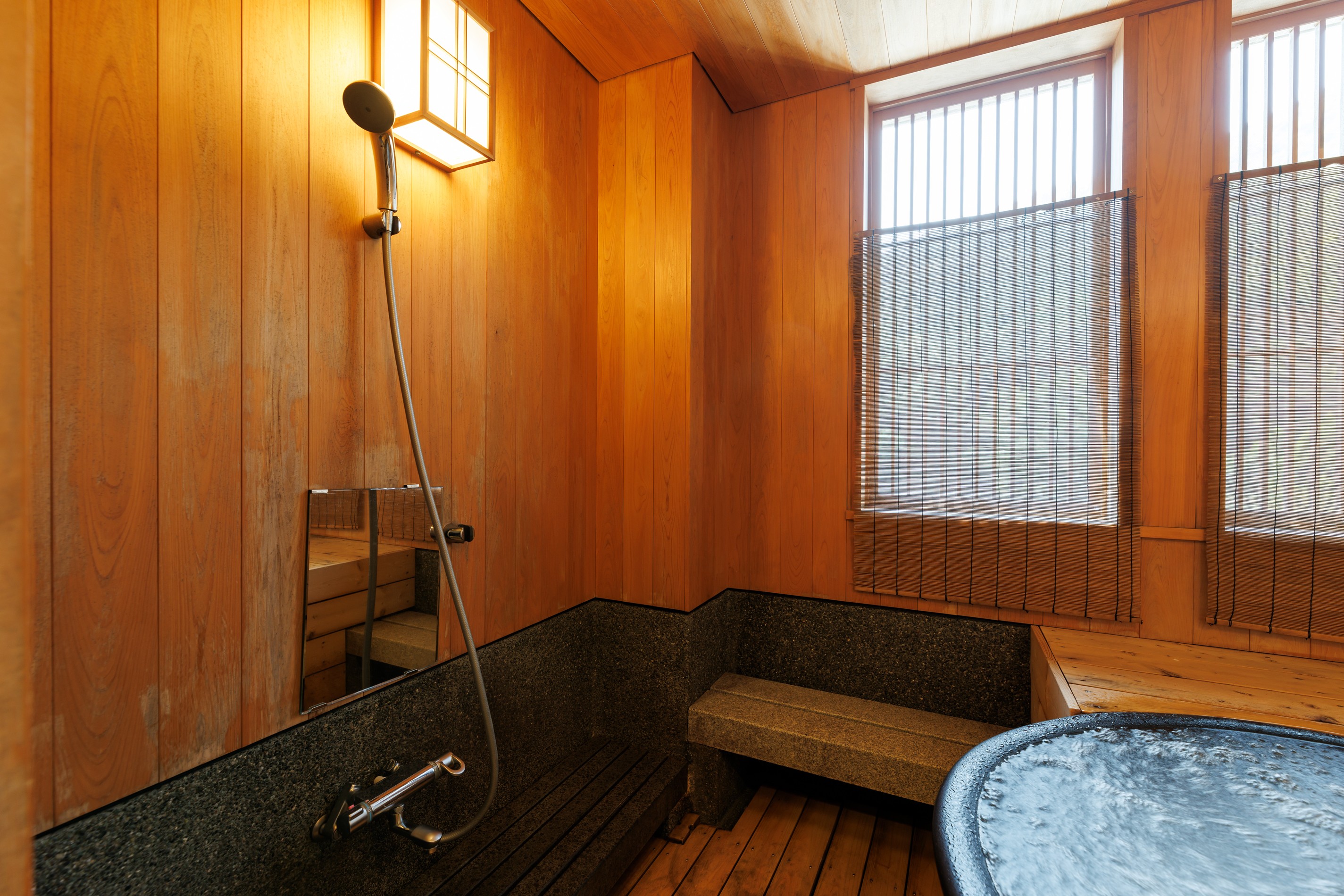 半露天（美泡）風呂付客室【和室＋2ベッド】②