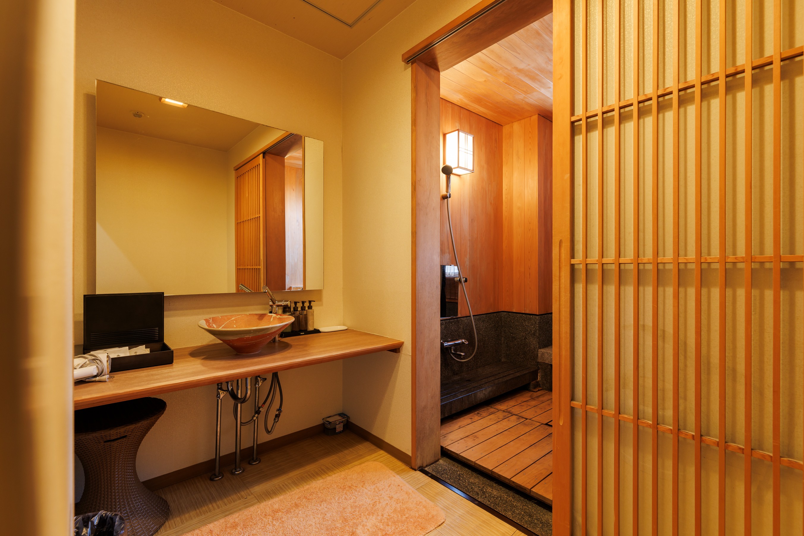 半露天（美泡）風呂付客室【和室＋2ベッド】③