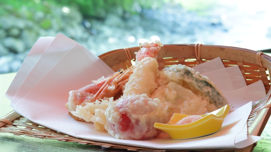 ＜夕食一例＞天ぷらは川床にある揚げ台からテーブルへ、出来立てをお届け