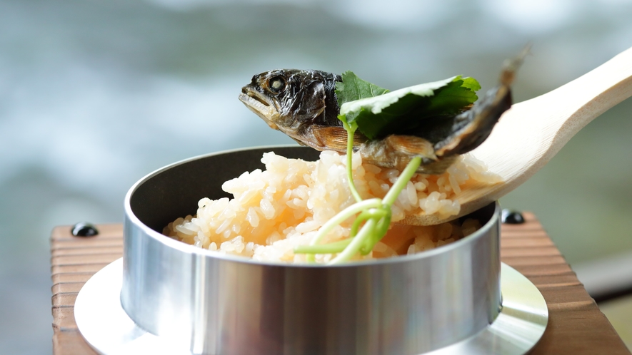 ＜川床料理＞夏は鮎の季節。締めの鮎飯は人気の逸品