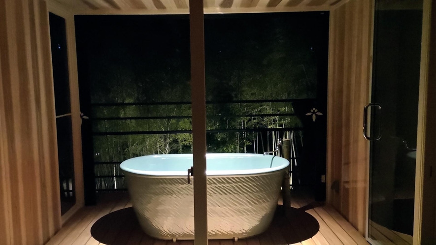 露天風呂付客室＜竹の音＞竹林のざわめきを聴きながら、源泉掛け流しの温泉を味わう