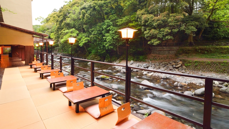 川床の真横を流れる猫越川は力強くも美しい