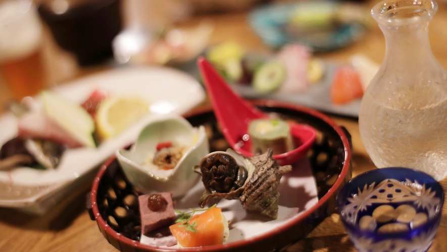 ＜夕食＞前菜一例。会席料理を基本とした川床料理に日本酒がよく合う