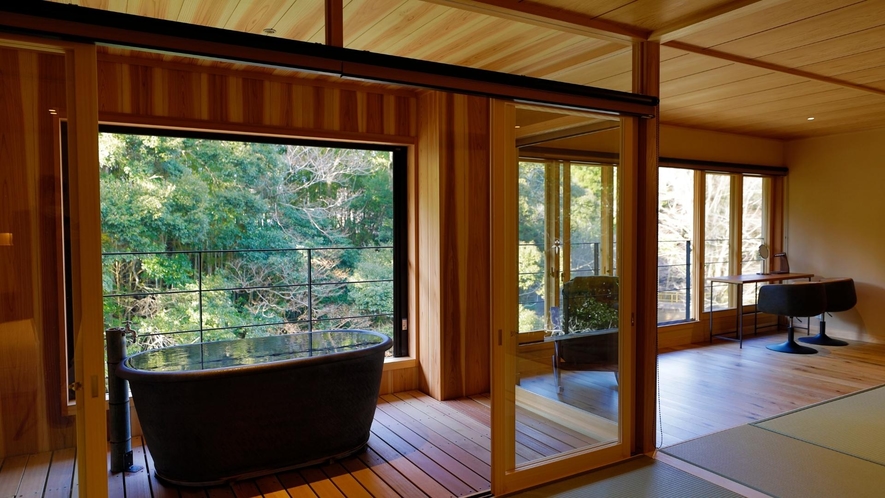 露天風呂付き客室＜川の音＞どこにいても天城の自然を楽しめる、開放的な窓辺で憩いのときを。