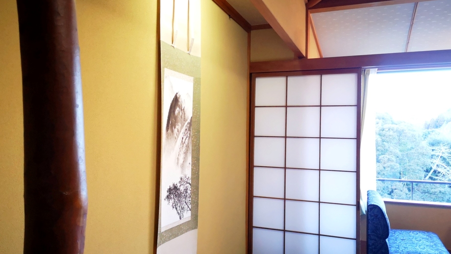 一般和室は伝統的な和室の設え。掛け軸や絵画を楽しんで。