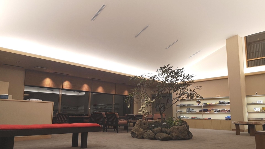 フロント・ロビーは開けた空間。伊豆天城の自然や旅館の伝統を感じられる