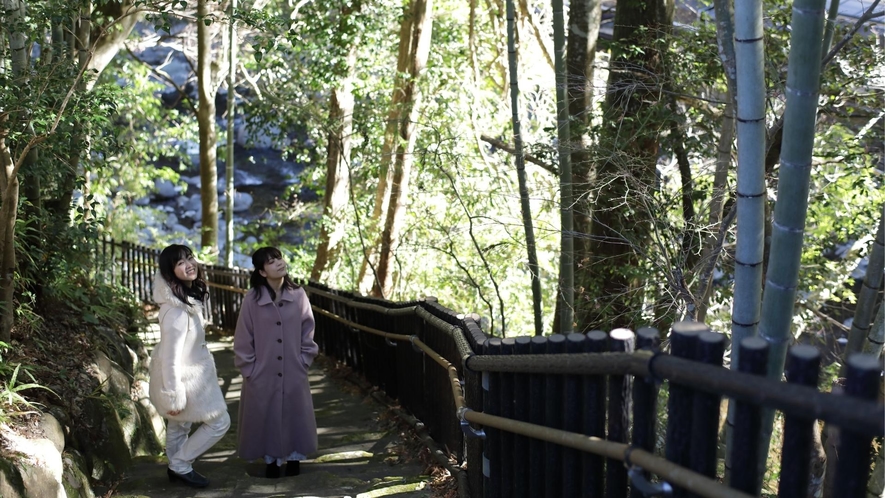 ＜水に癒され、風にくつろぐ＞湯道散策がおすすめ。木漏れ日が心地よい散策路は30分程度でちょうどよい距