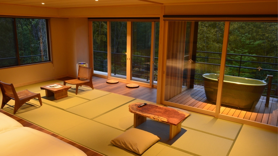 露天風呂付客室＜竹の音＞竹林側の壁一面は窓でとても開放的