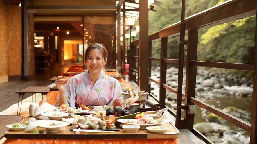 ＜川床＞伊豆川床で味わう食事はより美味しく、天城の自然も感じられる。ぜひご体感くださいね。