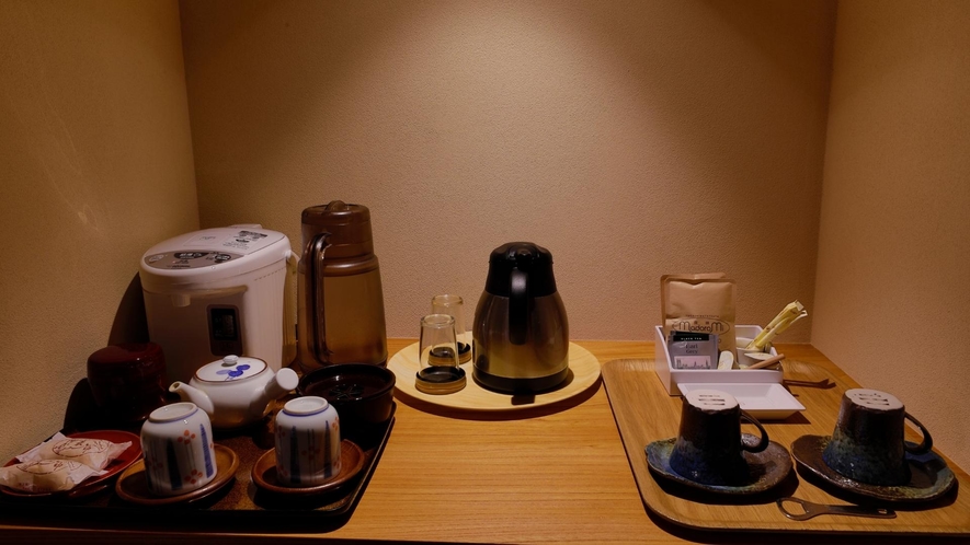 露天風呂付き客室＜川の音＞お茶やコーヒーなどご用意。コーヒーはオリジナルブレンドです。