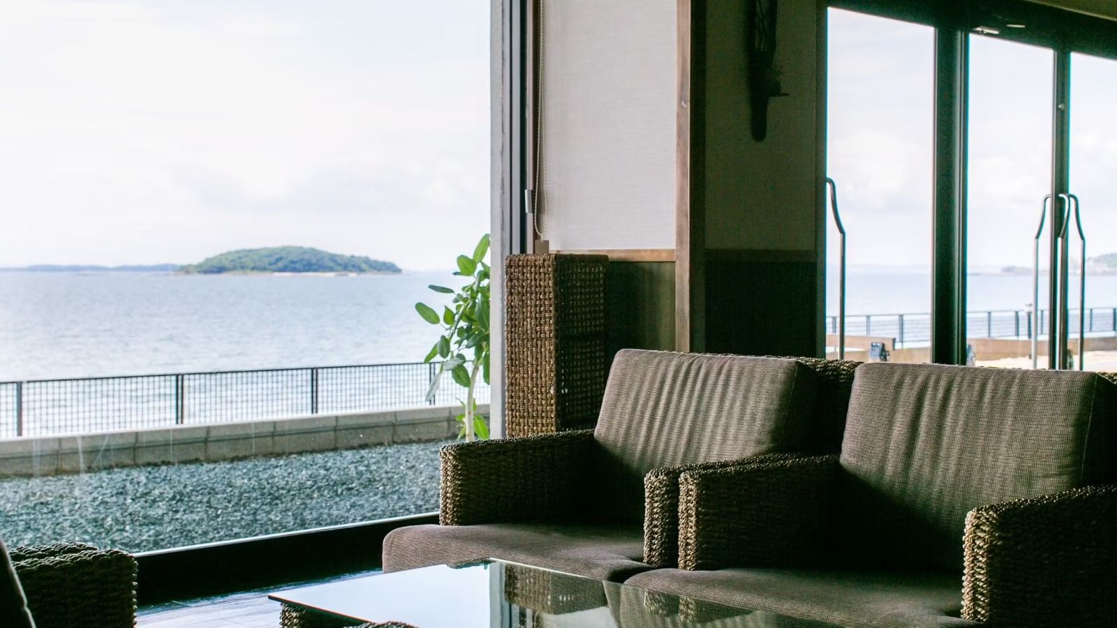 【ロビー】海と空がお出迎え